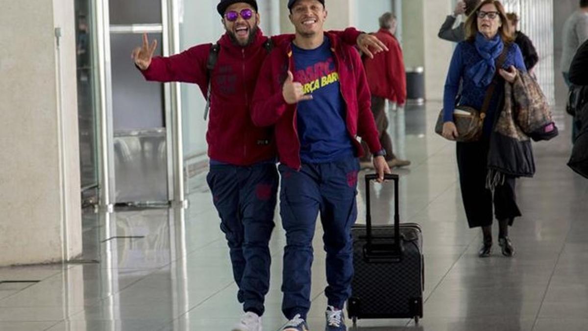 Alves y Adriano, en el viaje a Manchester