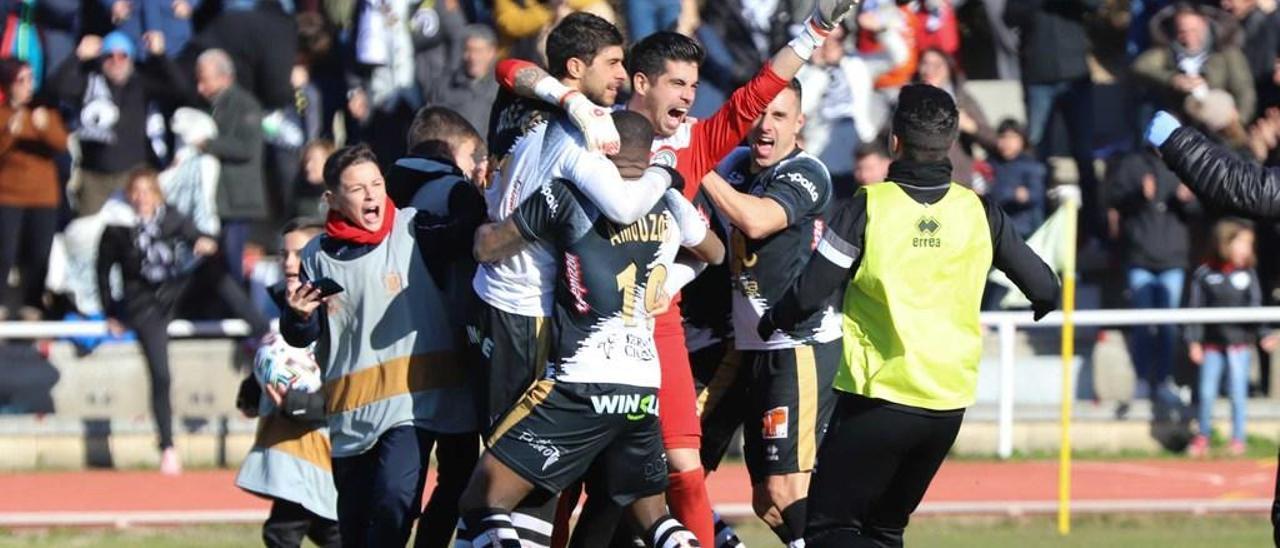 Arriba, Brais Pereiro celebra con sus compañeros la clasificación. Abajo, Brais se lanza en uno de los penaltis encajados. // Norte de Castilla