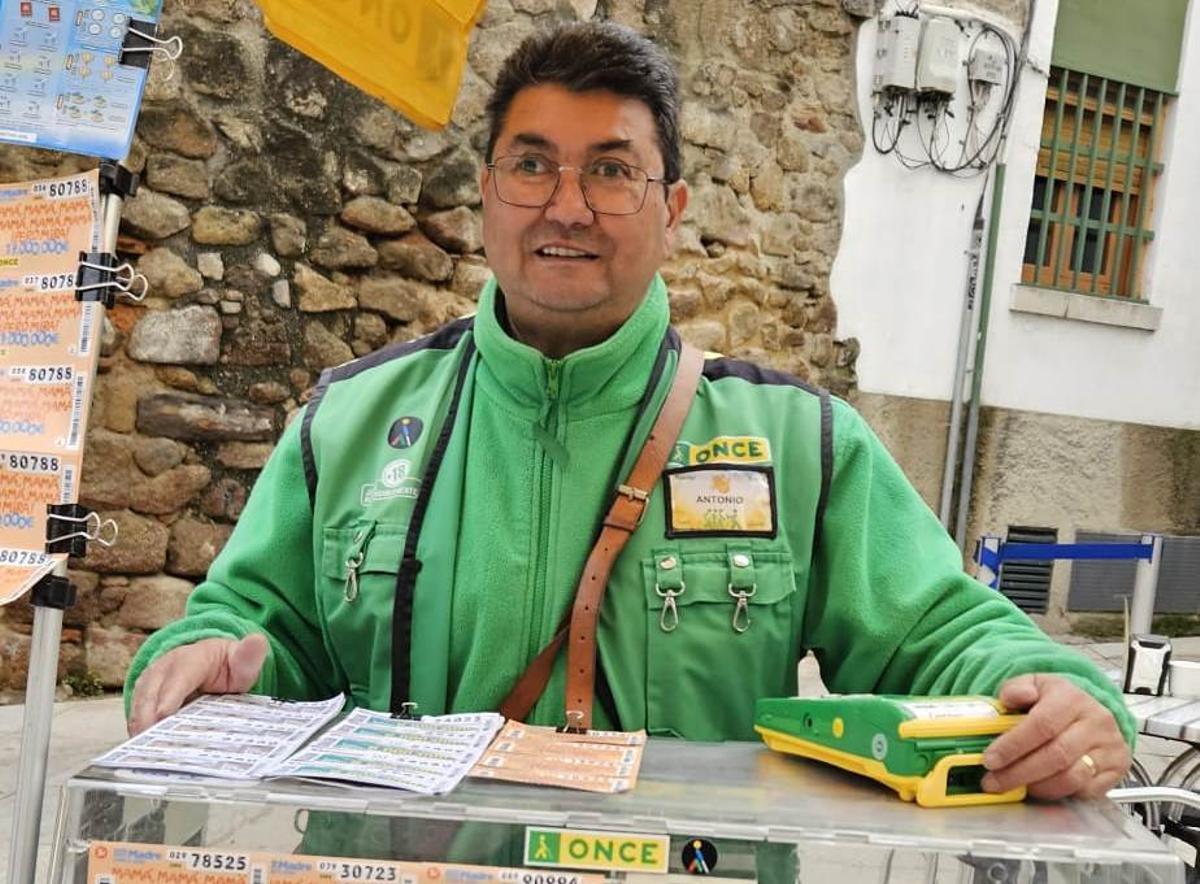 Antonio Álvarez Mesonero, el vendedor de la ONCE que ha dado dos premios en Plasencia.