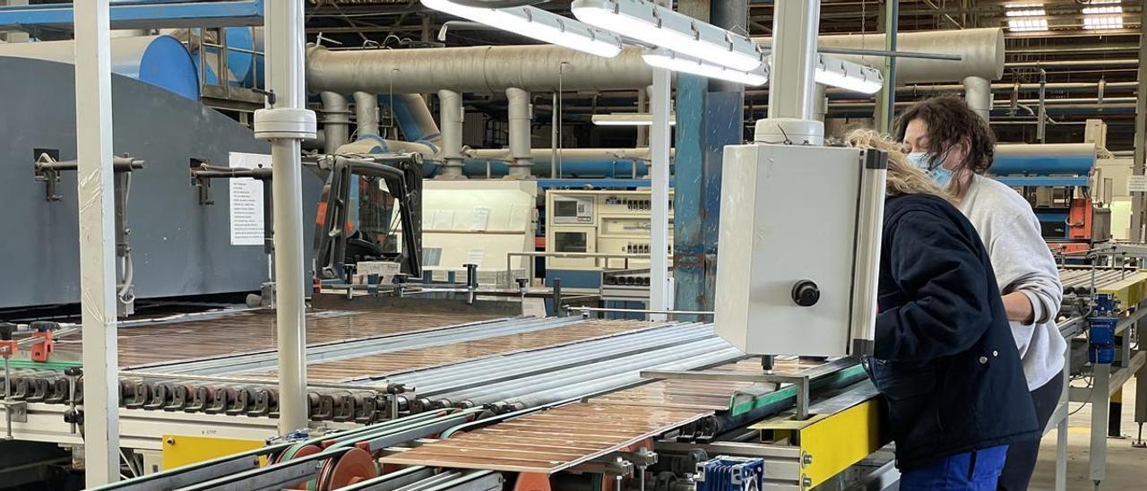 Dos trabajadoras en el interior de una empresa de azulejos.