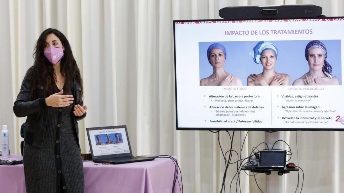 Beatriz Yusta, psicooncóloga de Apaac, durante el taller de asesoramiento oncoestético.