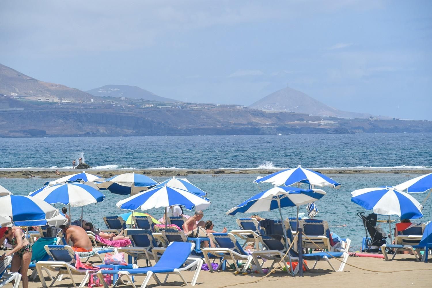 Día de playa en Las Canteras tras la noche de San Juan