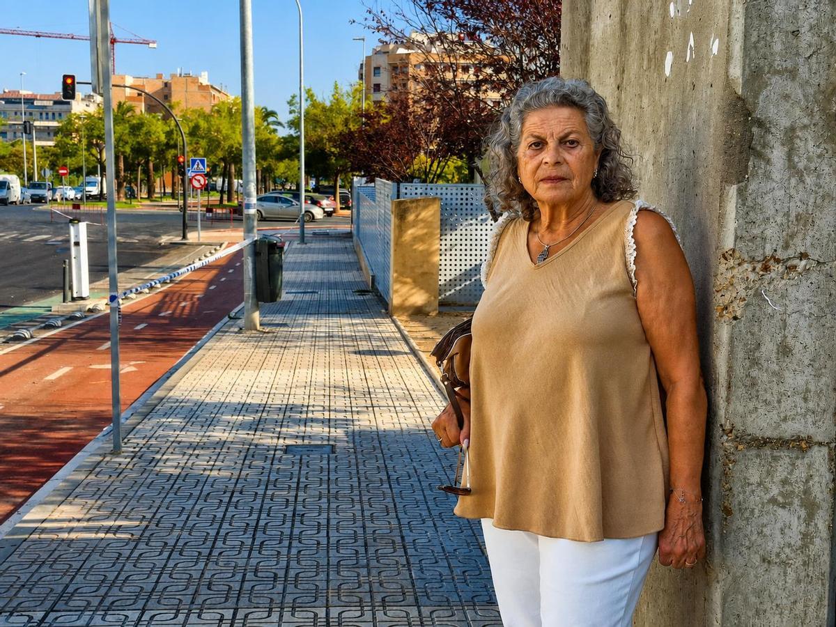 Manuela Gómez, usuaria de la piscina climatizada de San Roque, a las puertas de las instalaciones.