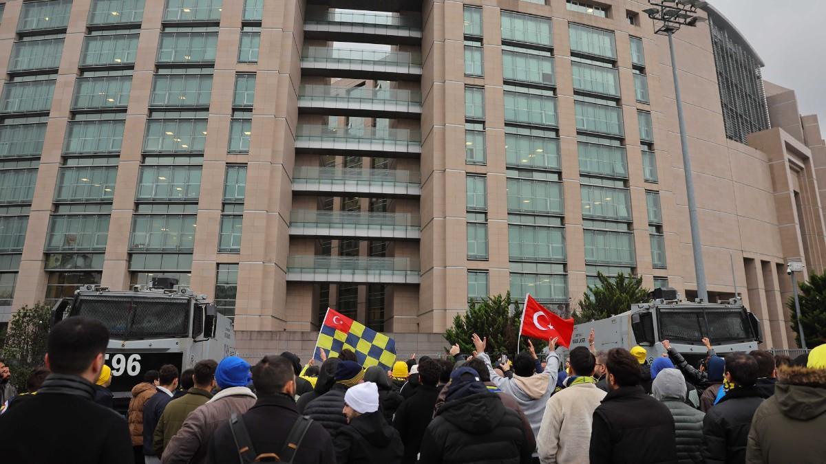 Aficionados del Fenerbahçe protestan ante el Tribunal de Estambul