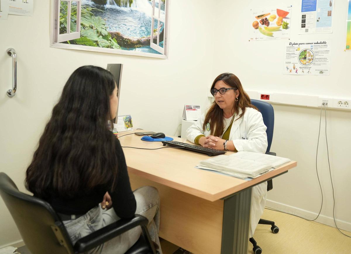 La doctora Concepción Muñoz, con una paciente en una consulta del hospital Reina Sofía.