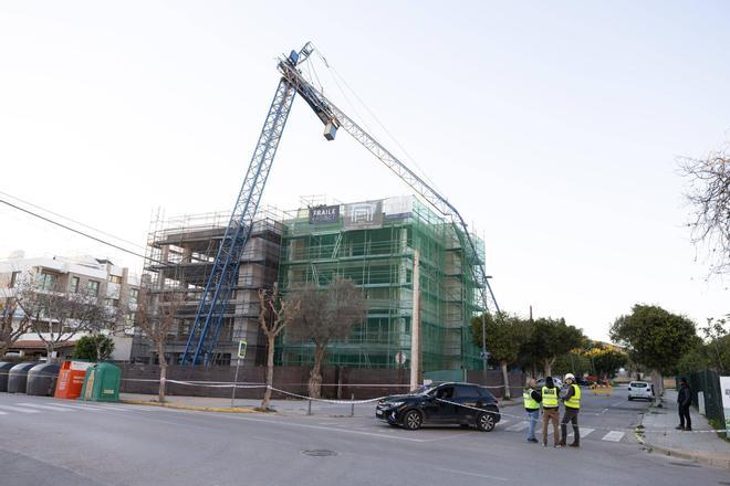 Galería: la grúa tumbada sobre el edificio en Platja d'en Bossa