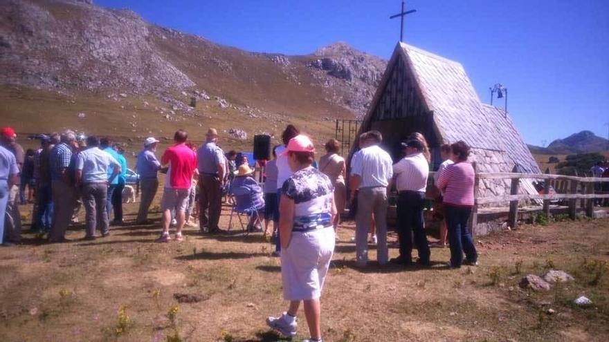 Romeros en el prau de la fiesta al término de la misa.