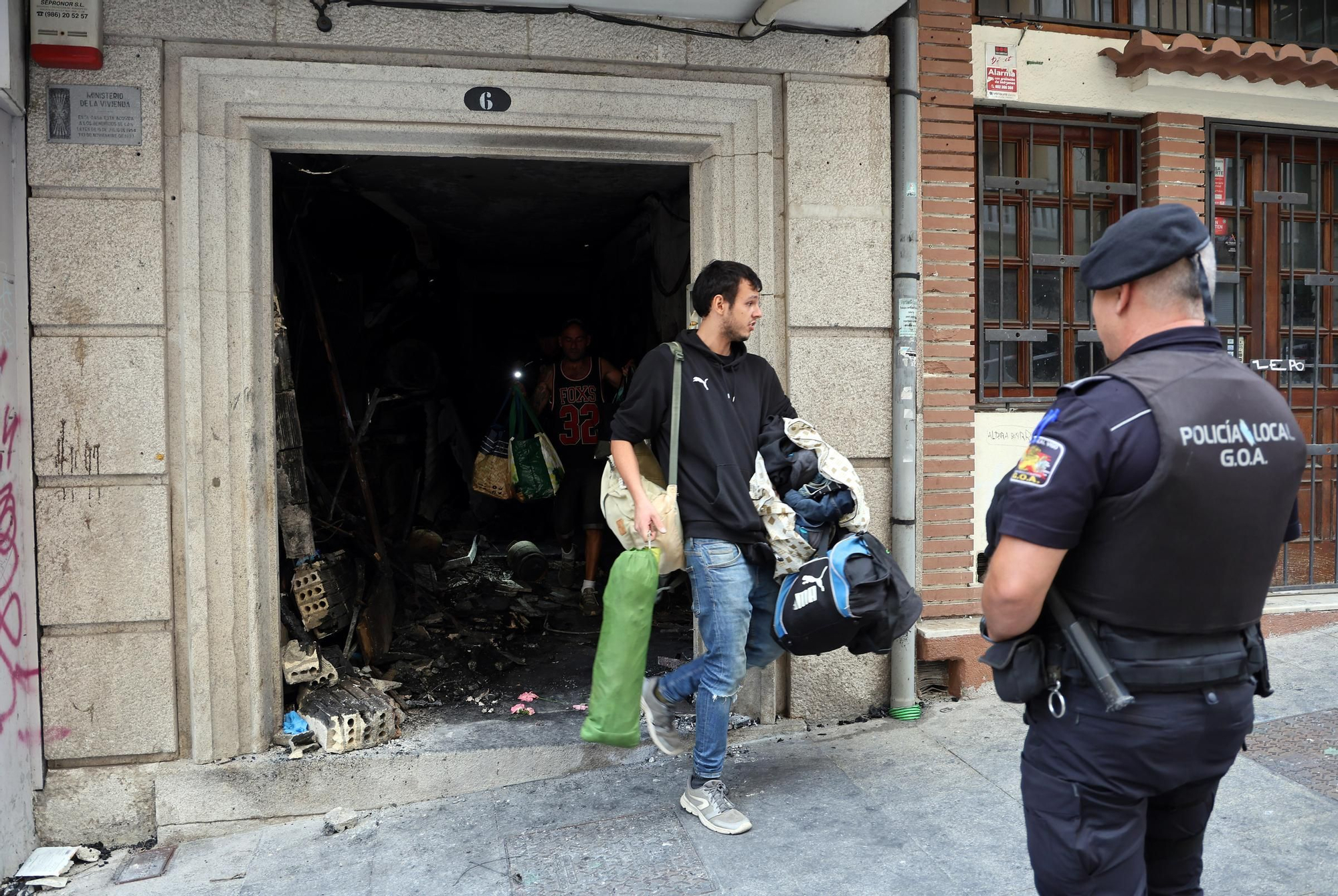 Los vecinos vuelven al edificio incendiado en Vigo a por sus pertenencias