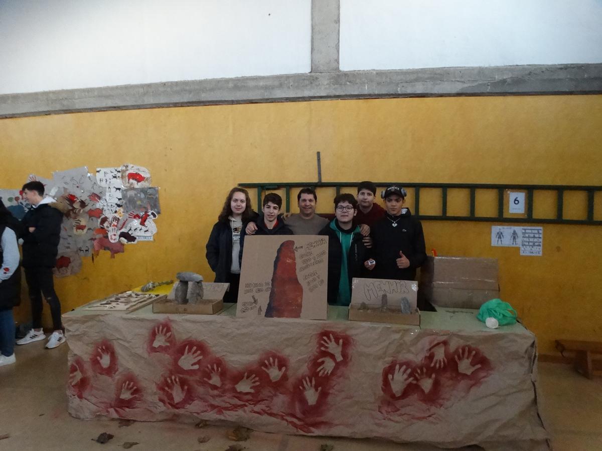 Expositor de monumentos megalíticos en el gimnasio del instituto de Casetas transformado en cueva prehistórica.