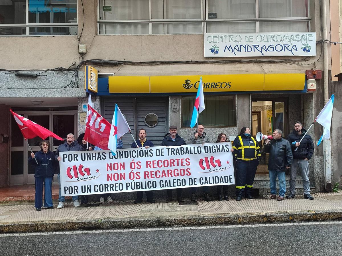 La protesta de este jueves delante de la sede de Correos en Bueu, con la presencia del alcalde, Félix Juncal.