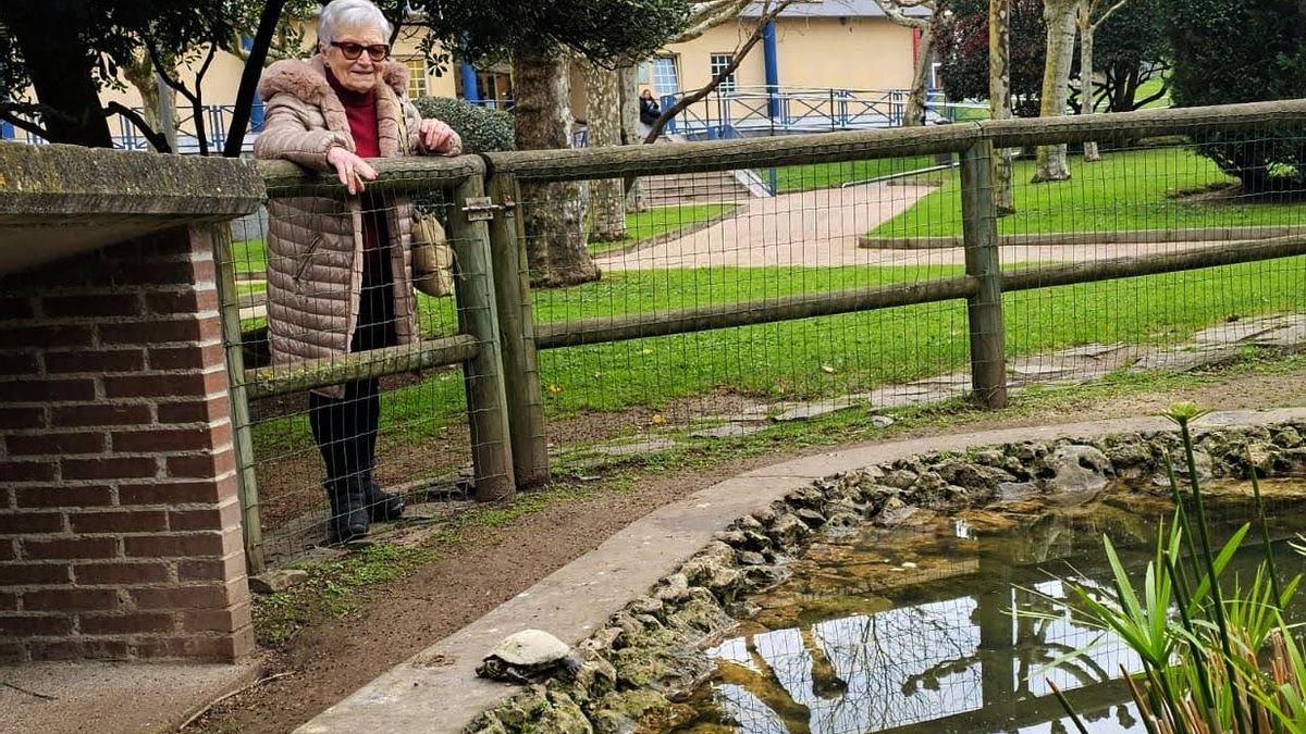 Tere Valdés, observando la tortuga.
