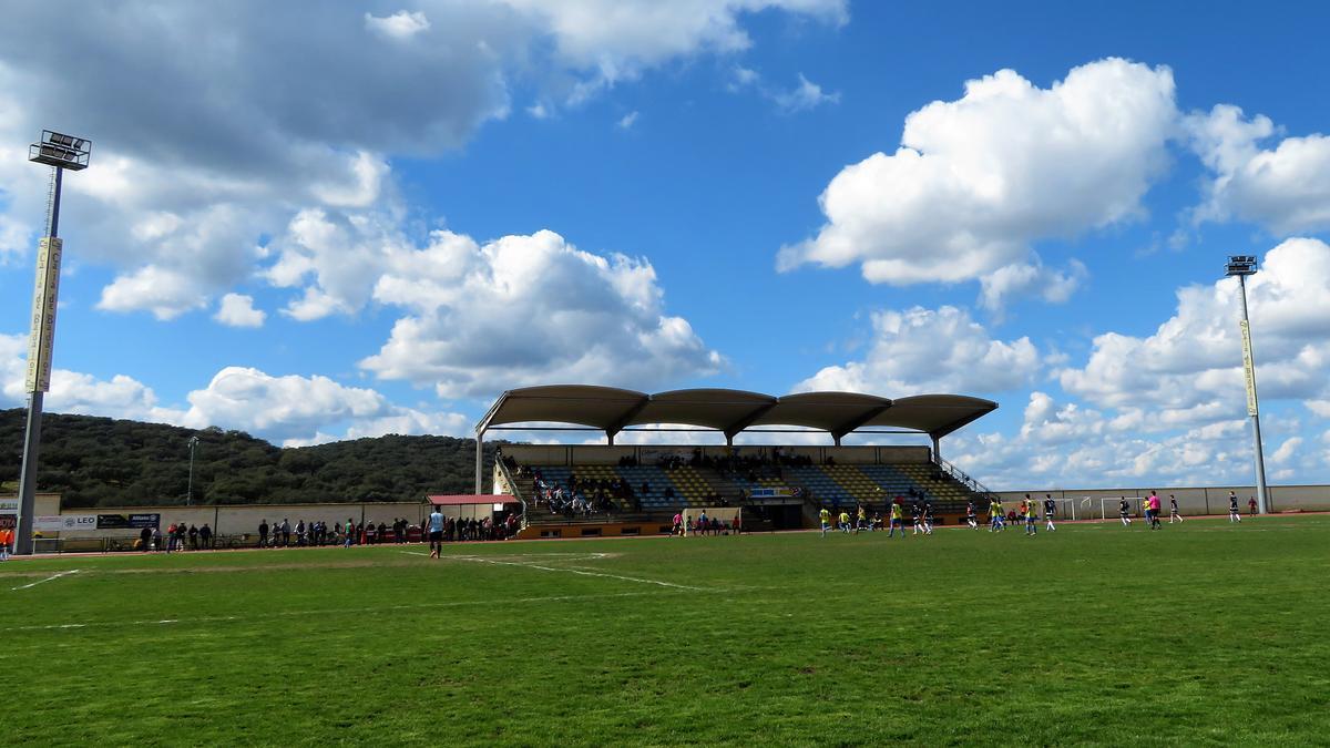 Terreno de juego actual en el Estadio Municipal de Fútbol de Monesterio