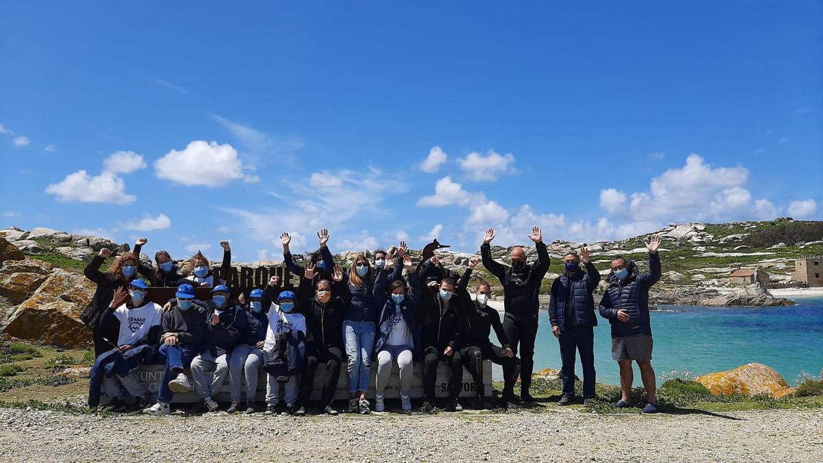 Miembros de Parque Nacional Islas Atlánticas de Galicia y de la asociación Amicos, en Sálvora.