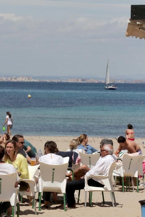 Turistas y locales disfrutan de un día de playa