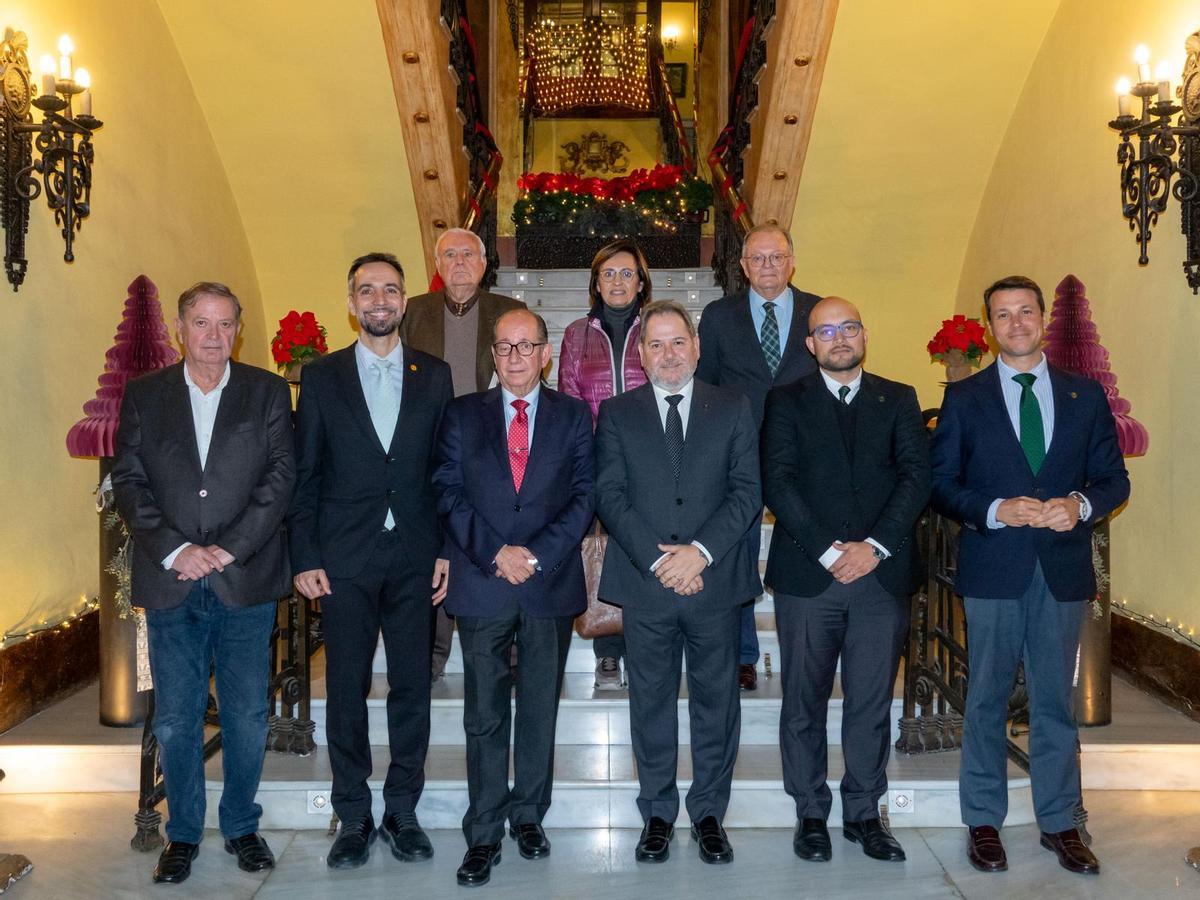 Miembros de la nueva junta del Real Casino Antiguo presidida por Jáuregui. En la imagen faltan Pilar Chiva, José Nebot y Tomás Hernández.