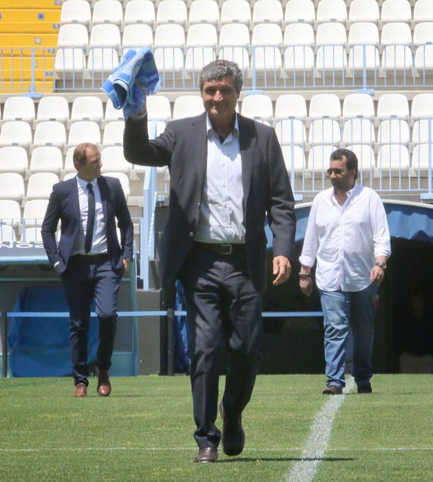 Juande Ramos regresa al Málaga CF. El jeque Al-Thani le ha acompañado en su presentación.
