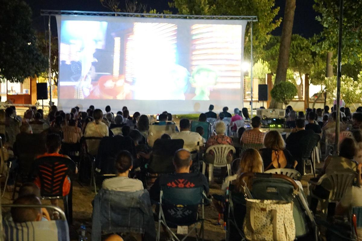 Vecinos de Puebla de la Calzada en el cine de verano