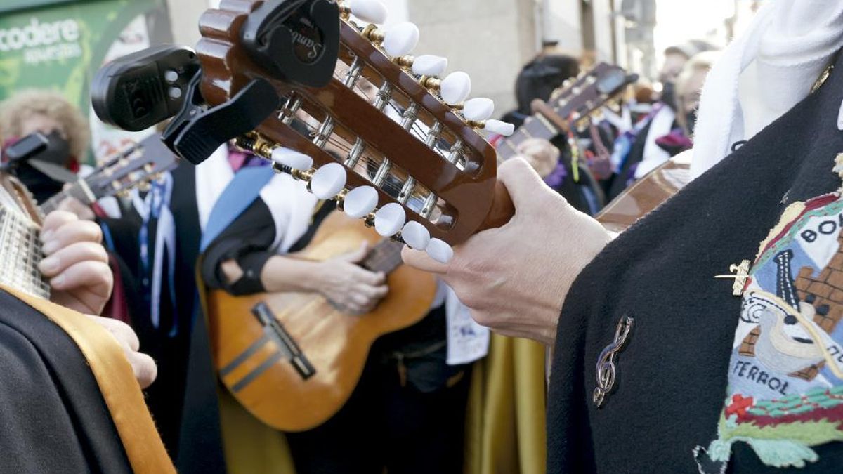 Las rondallas son bandas de instrumentos de cuerda que recorren la ciudad de Ferrol durante la Fiesta de las Pepitas.