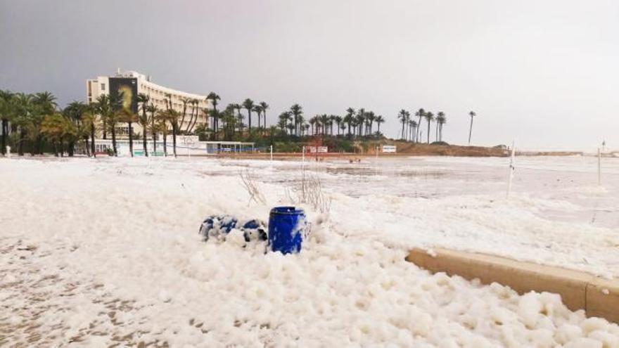 La playa del Arenal de Xàbia amanece blanca por la espuma del mar