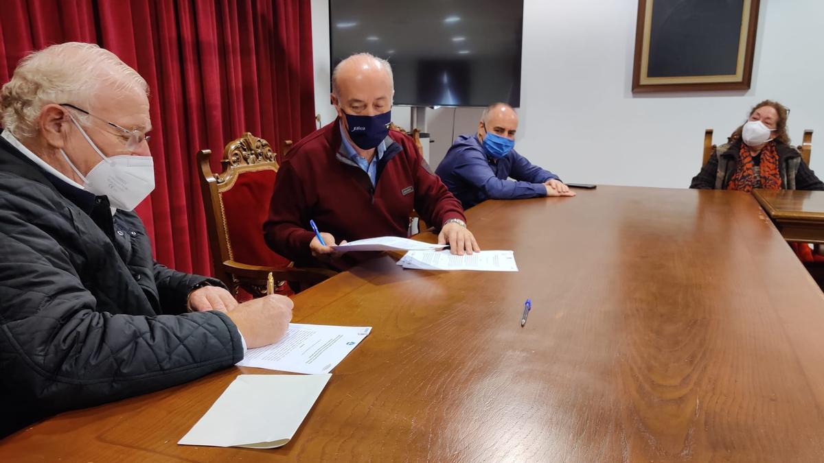 Un momento de la firma del convenio entre Concello de Vilanova y Cáritas.