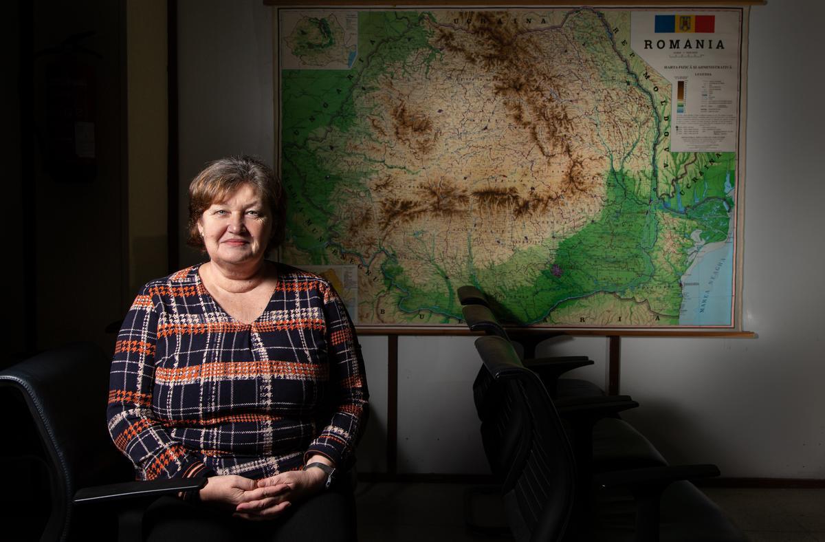 Ica Tomi posa frente a un mapa de Rumanía en la asociación Salva de Vallecas.