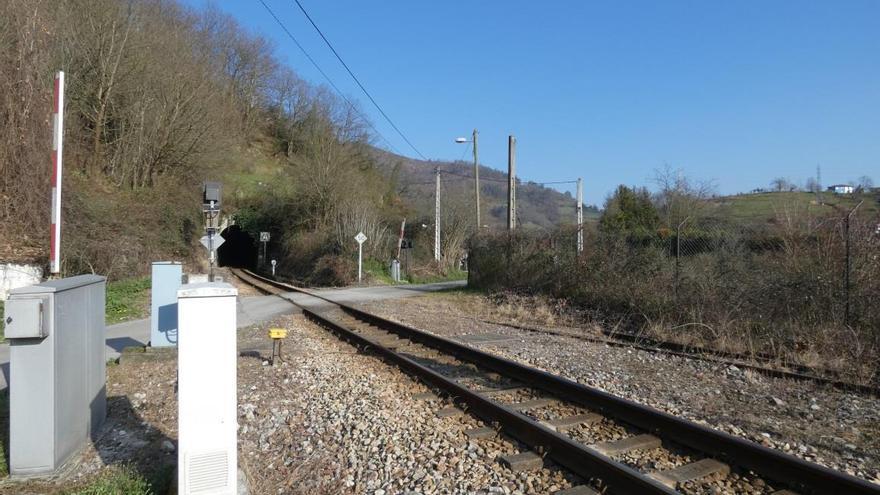 Nueve millones de euros para eliminar dos pasos a nivel en Mieres de la línea Trubia-Collanzo