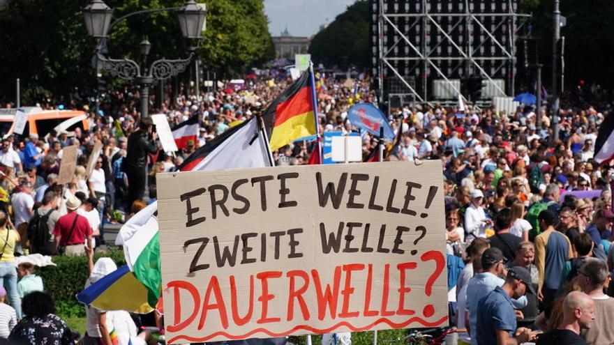 Miles de negacionistas protestan contra las medidas por la Covid en Berlín