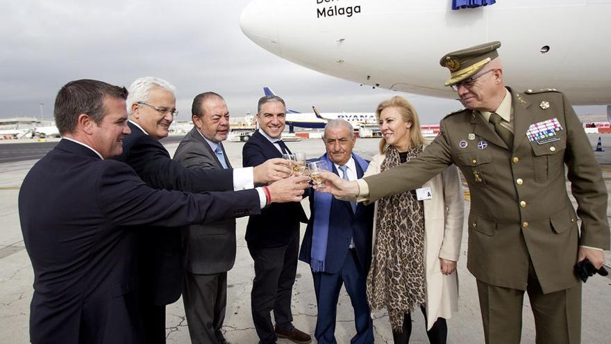 Brindis de los representantes institucionales junto al Bernardo de Gálvez.