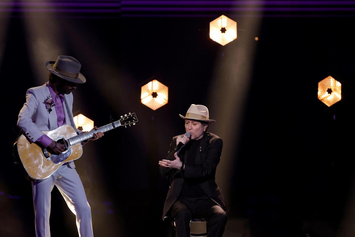 Sabina y Leiva interpretan Tan joven y tan viejo en la gala de los Goya