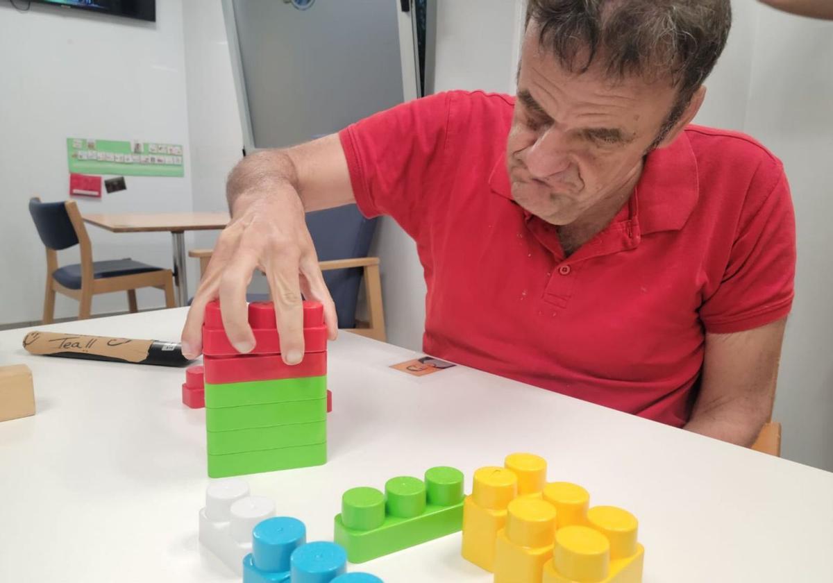ARCHIVO - Un interno de la Unidad de Autismo de San Juan de Dios realiza una actividad para mejorar su psicomotricidad. | | E.D.