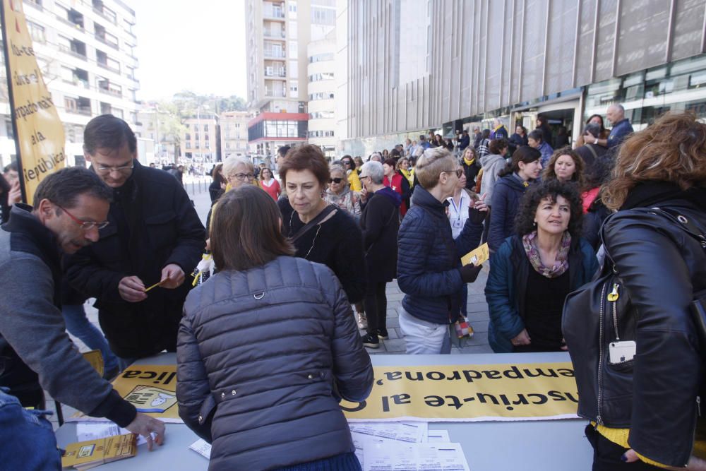 Els treballadors de la Generalitat de Girona fan un minut de silenci per protestar contra la repressió de la JEC