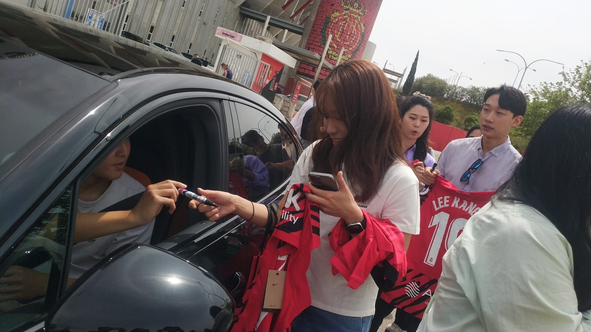 Marea de aficionados surcoreanos en Son Moix para ver a Kang In Lee