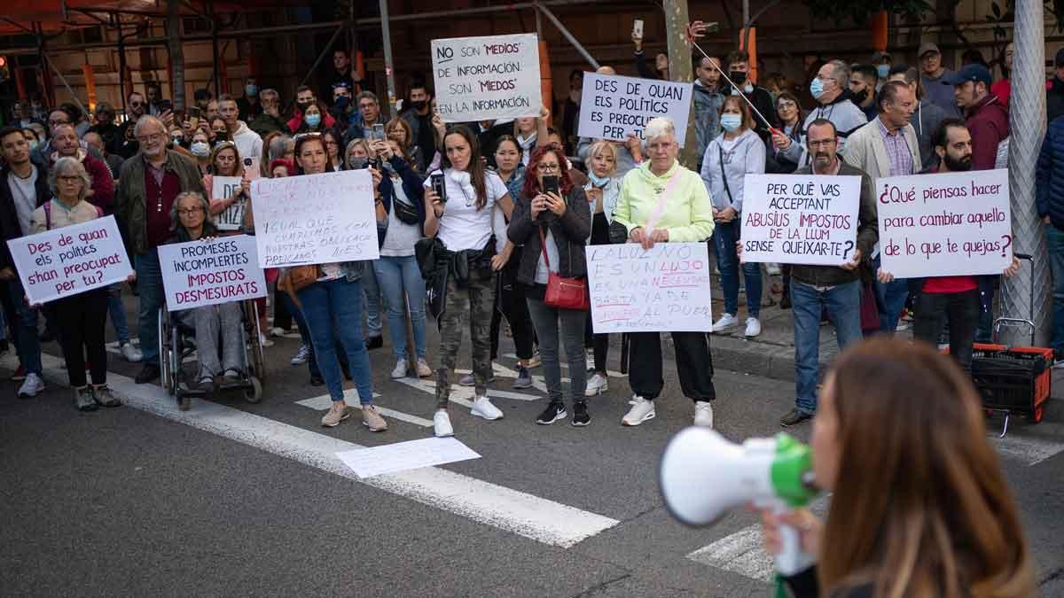 Protesta contra las subidas del precio de la luz ante la Subdelegación del Gobierno en Barcelona.