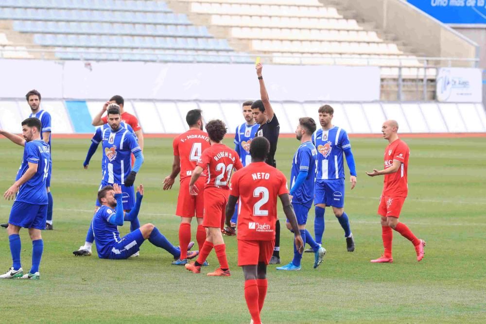 El Lorca Deportiva mejora su imagen pero cae goleado