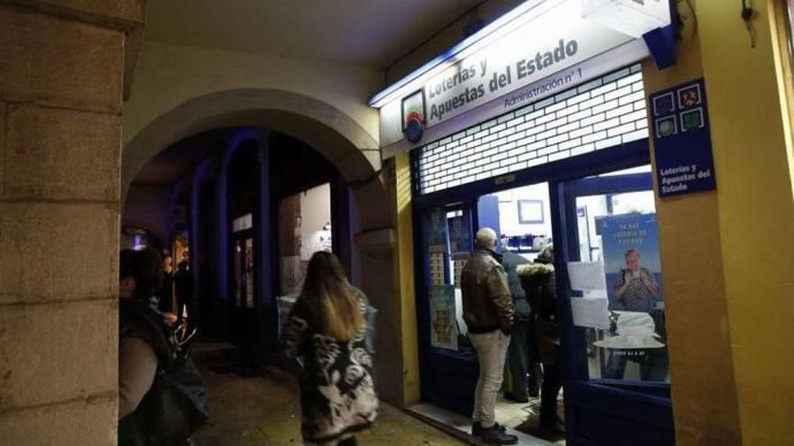 Administración de lotería en la plaza de España de Avilés, ayer por la tarde, donde se despachaban décimos para el sorteo de Navidad