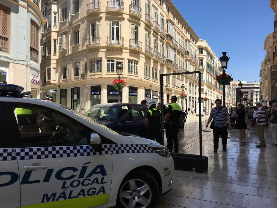 Detención de un hombre con su coche en la calle Larios.