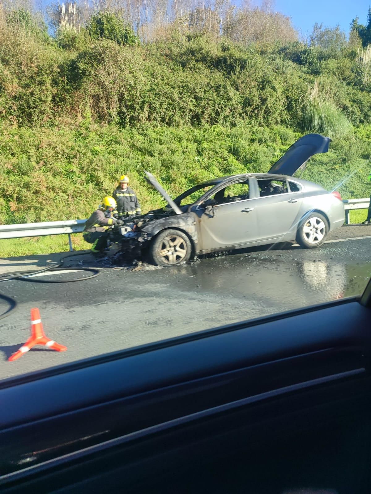 Tres kilómetros de atasco en la AP-9 al arder un coche a la altura de Cambre