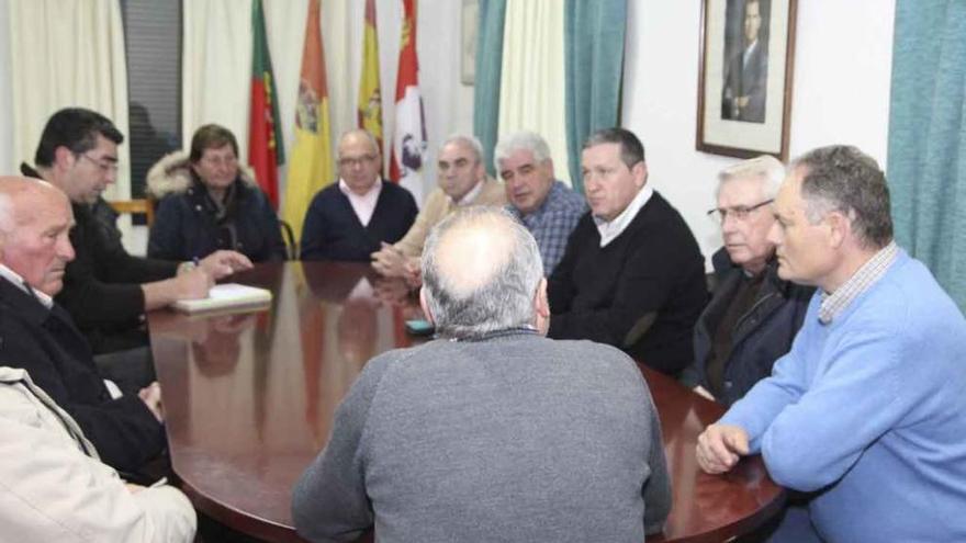 Alcaldes alistanos durante una reunión.