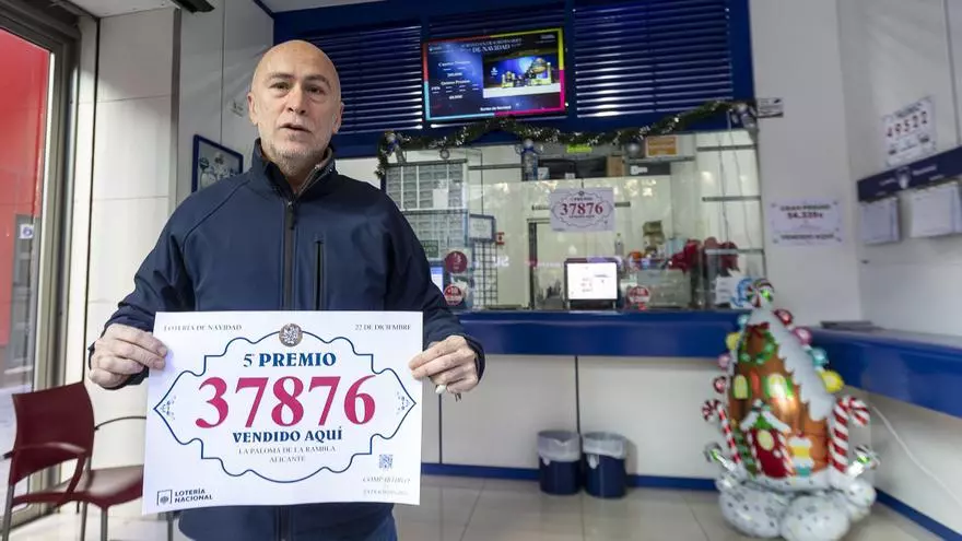 Una serie del  37876, quinto premio de la Lotería de Navidad, se vende en la adminsitradión de la Rambla de Alicante
