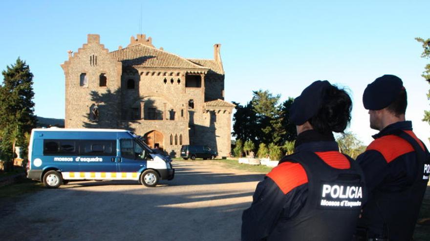 Dos agents dels Mossos d&#039;Esquadra a l&#039;entrada de la Masia Rocabruna de Santa Maria d&#039;Oló.