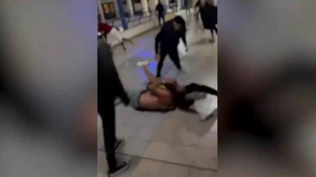 Pelea multitudinaria con patadas, puñetazos y botellazos en Canarias