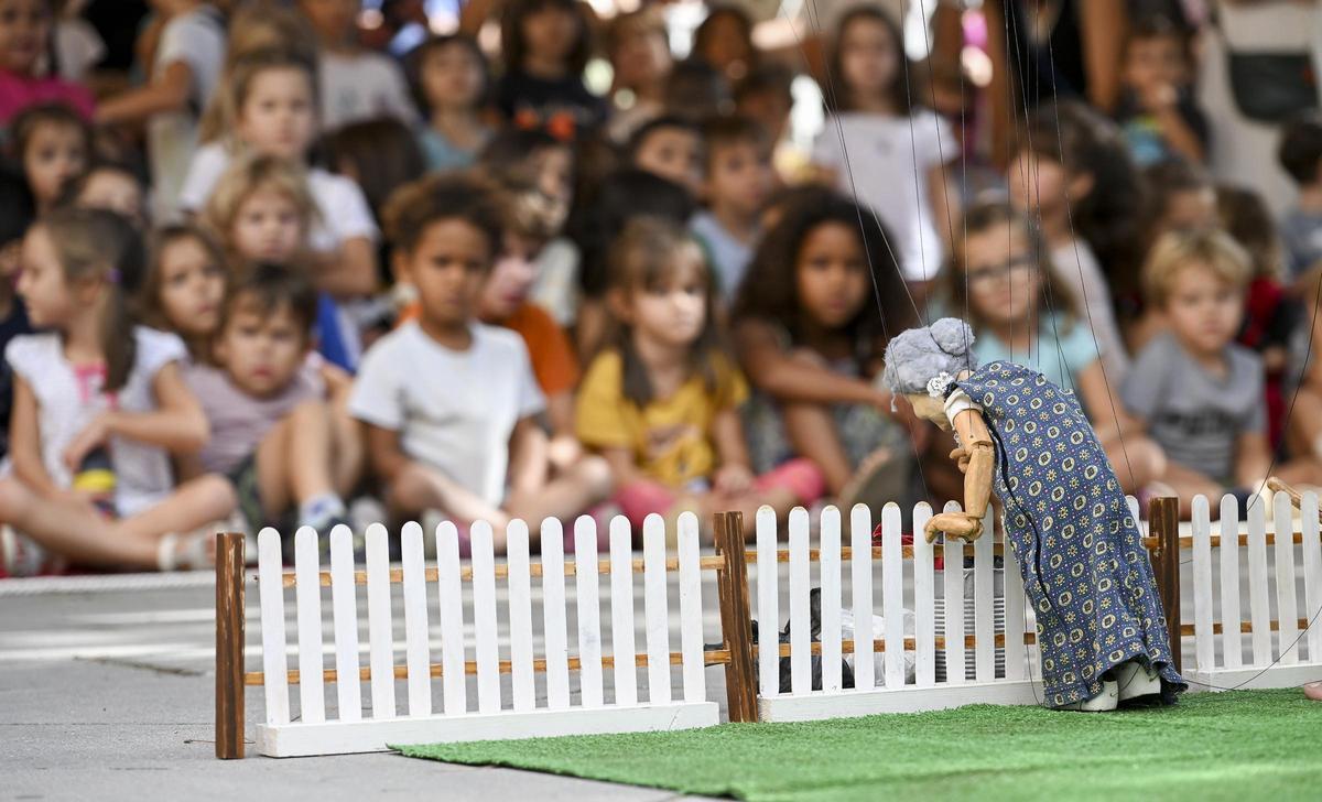Un espectáculo de marionetas en el parque de la Estació del Nord, durante la Mercè de 2023, en Barcelona.