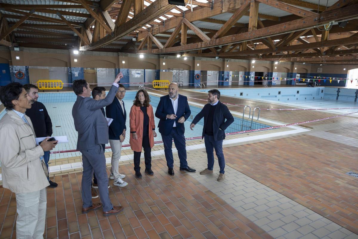 El alcalde Jaime Martínez atiende las explicaciones del arquitecto Jovino Martínez Sierra sobre la reforma del polideportivo Germans Escalas
