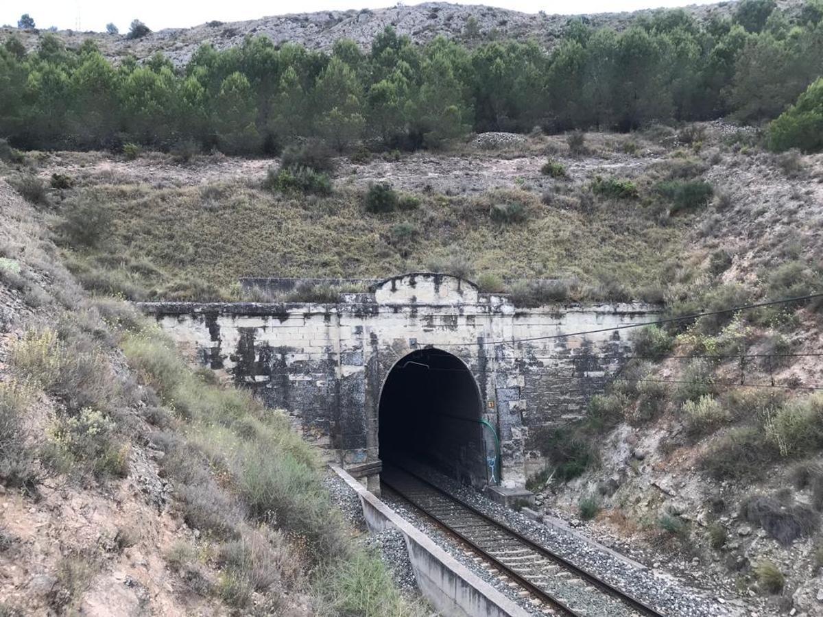 La boca norte del túnel de la Torreta de la línea férrea que comunica las estaciones de Elda y Sax.
