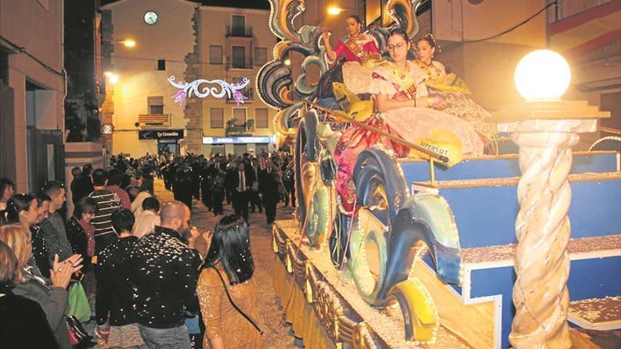 El desfile de carrozas pone el gran colofón a diez días de Fira d’Onda