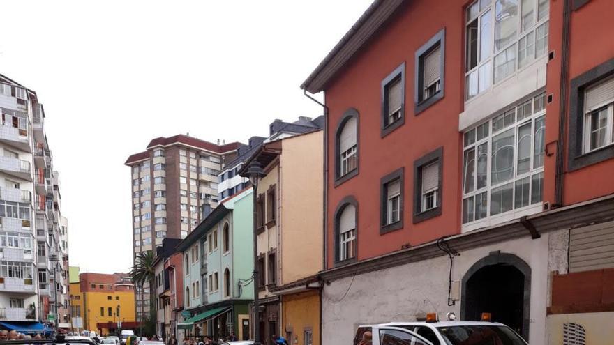 Un conductor empotra su coche contra una farola en el Carbayedo