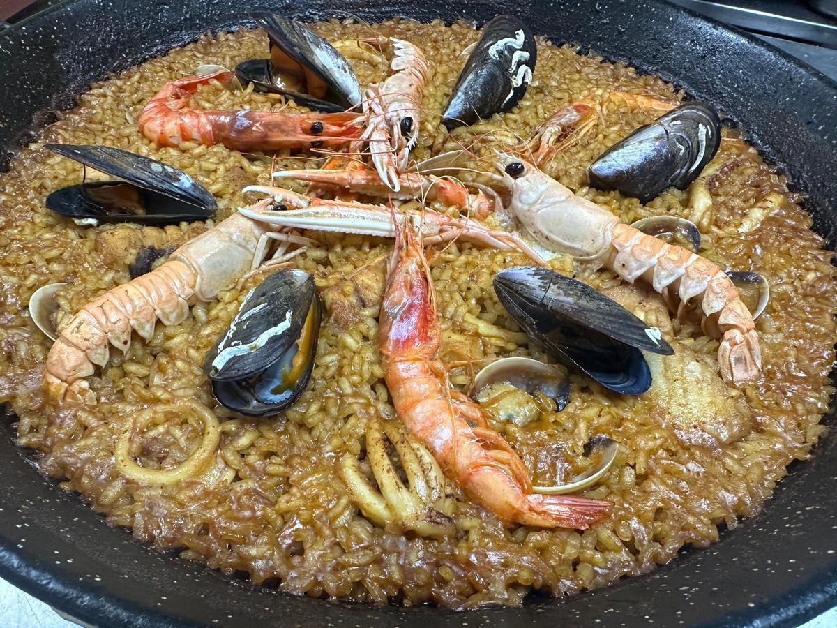 Arroces como la paella de mariscos llevan siendo la especialidad de El Buen Comer desde 1986