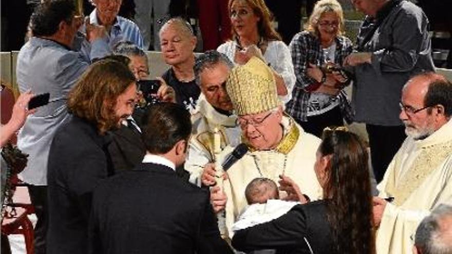 Un dels moments de la ceremònia de bateig que es va celebrar ahir sota la carpa del nou circ.