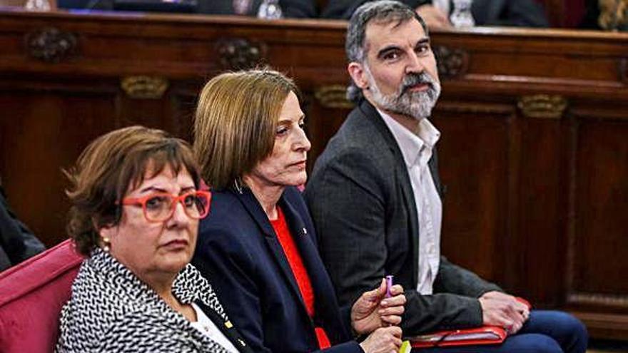 Forcadell i Cuixart (al centre i dreta de la imatge), amb Bassa durant el judici.