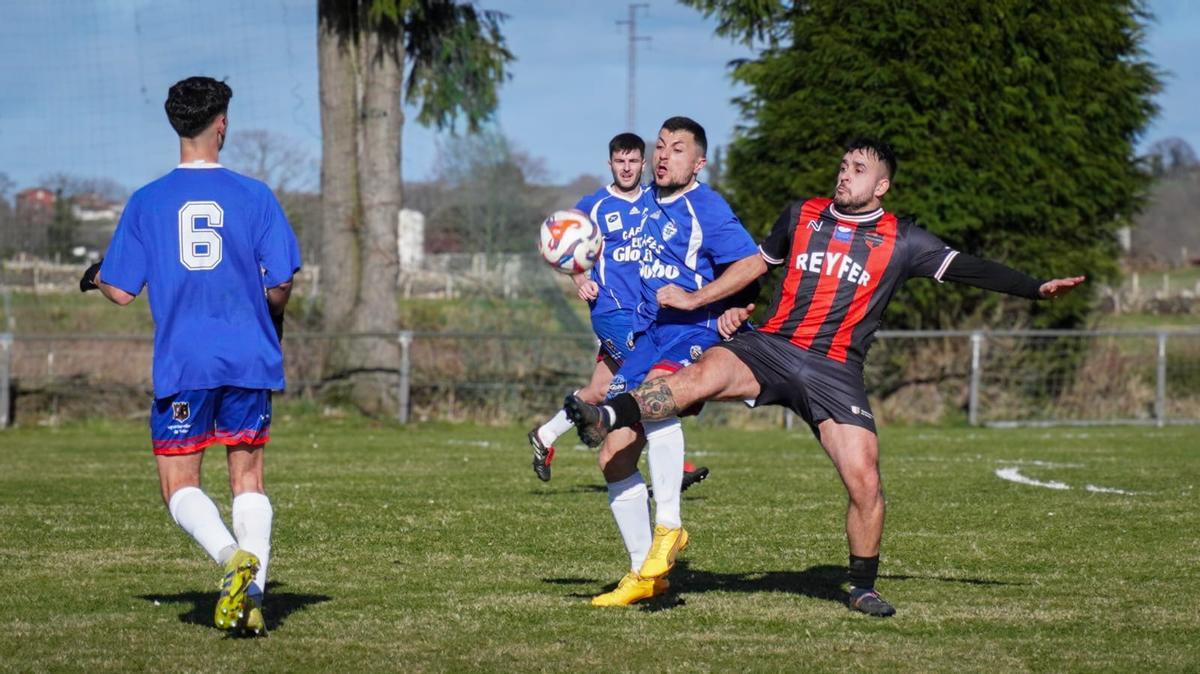 Un momento del derbi entre La Espina y Salas.
